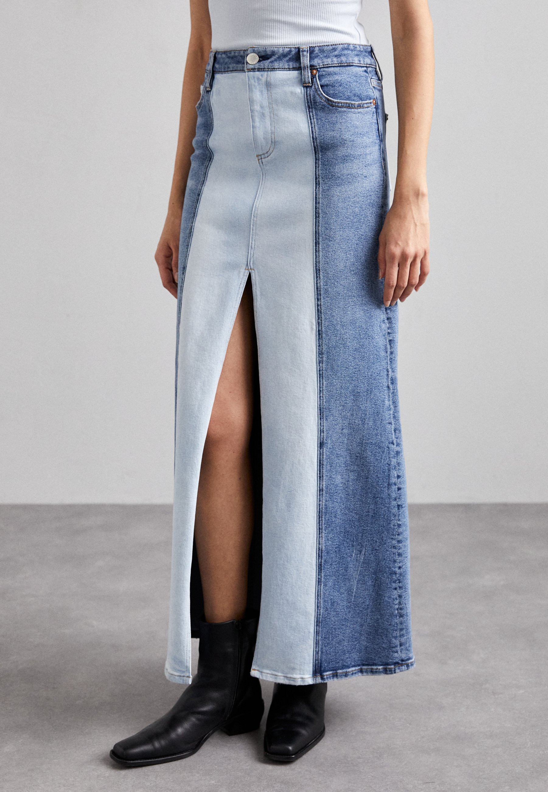 【ALICE + OLIVIA】 ia two-tone denim maxi skirt 0400020566166_BROOKLYNBLUE?wid