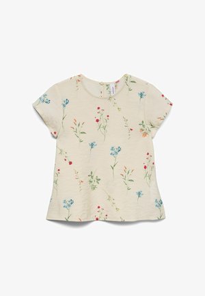 Roomkleurige blouse met korte mouwen en een ronde hals, met een delicaat bloemenpatroon in blauw, rood, oranje en groene stelen en bladeren.