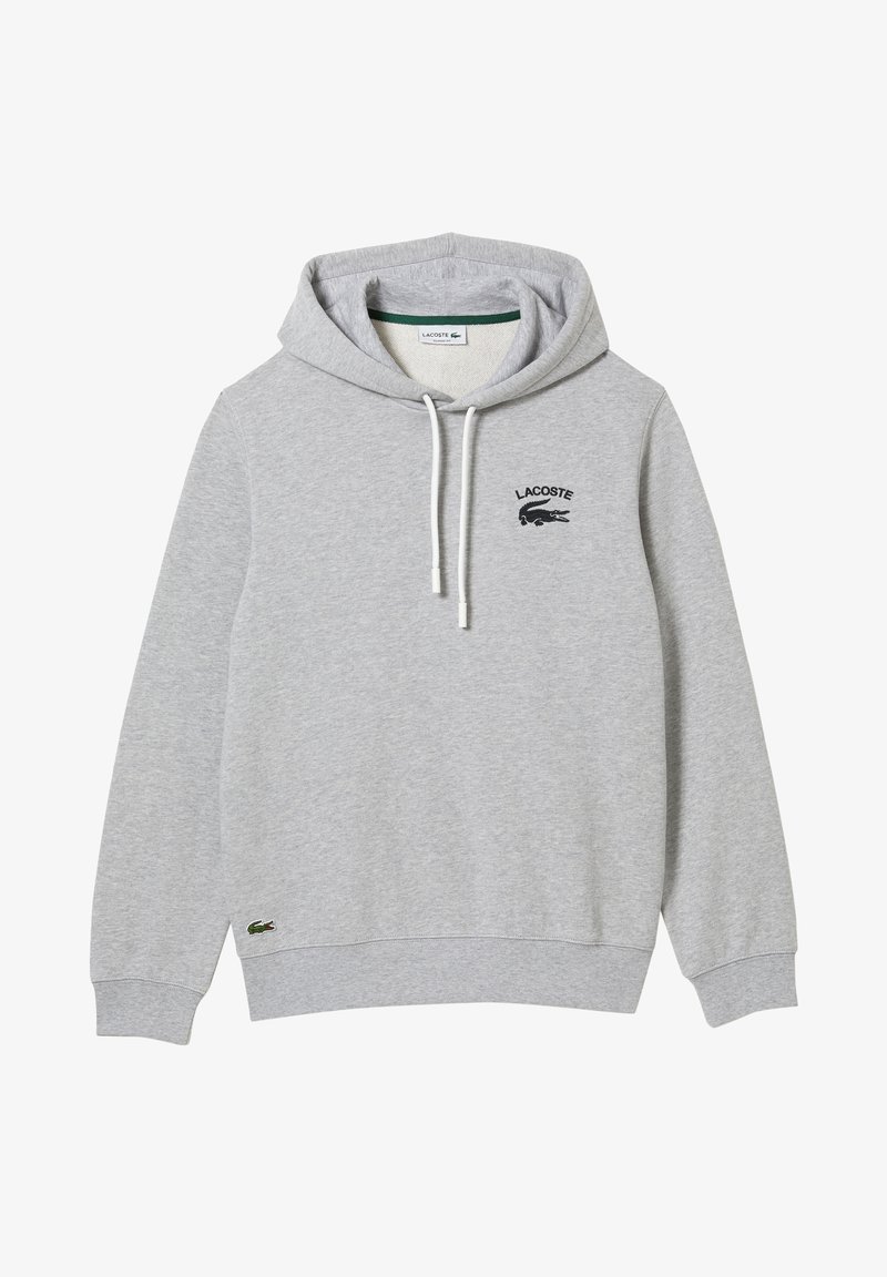 Sweat à capuche gris clair avec cordons blancs, manches longues et logo Lacoste avec crocodile sur la poitrine gauche.