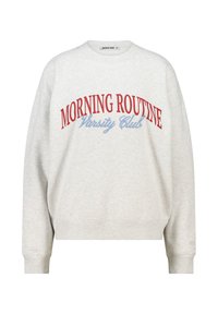 Lichtgrijze sweatshirt met een ronde hals en lange mouwen. Voorzien van rode en blauwe tekst met "MORNING ROUTINE Varsity Club." Zachte stof.