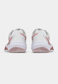 Λευκά αθλητικά παπούτσια με ροζ λεπτομέρειες, με ανάγλυφο επάνω μέρος, στρογγυλή φτέρνα και σχεδιασμένη λαστιχένια σόλα.