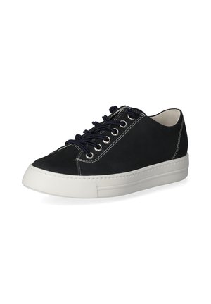 Sneaker en suède noir avec une semelle en caoutchouc blanc. Présente des lacets foncés, des accents cousus et un design classique à profil bas.