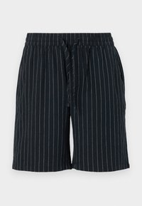 Shorts bleu foncé avec des rayures verticales claires, taille élastiquée, fermeture à cordon de serrage et poches latérales. Fabriqués en tissu léger.
