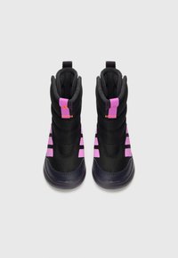 Sorte høye sneakers med rosa detaljer, med en glatt tekstur, polstret krage og en slip-on design for enkel påføring.