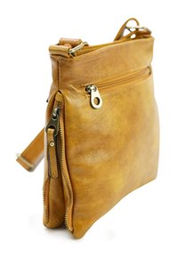 Braune Leder-Crossbody-Tasche mit strukturiertem Finish, Reißverschlussfächern und goldfarbenen Beschlägen. Verfügt über einen verstellbaren Riemen und mehrere Fächer.