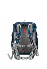Sac à dos avec un tissu à motif bleu, des sangles grises, des boucles latérales réglables, un dos rembourré et un détail logo rouge.