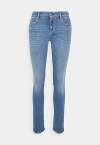 Modré denimové džíny se slim fit, s mírně zvýšeným pasem, pěti kapsami a jemným vyblednutím na nohavicích. Kolo kovové zapínání.