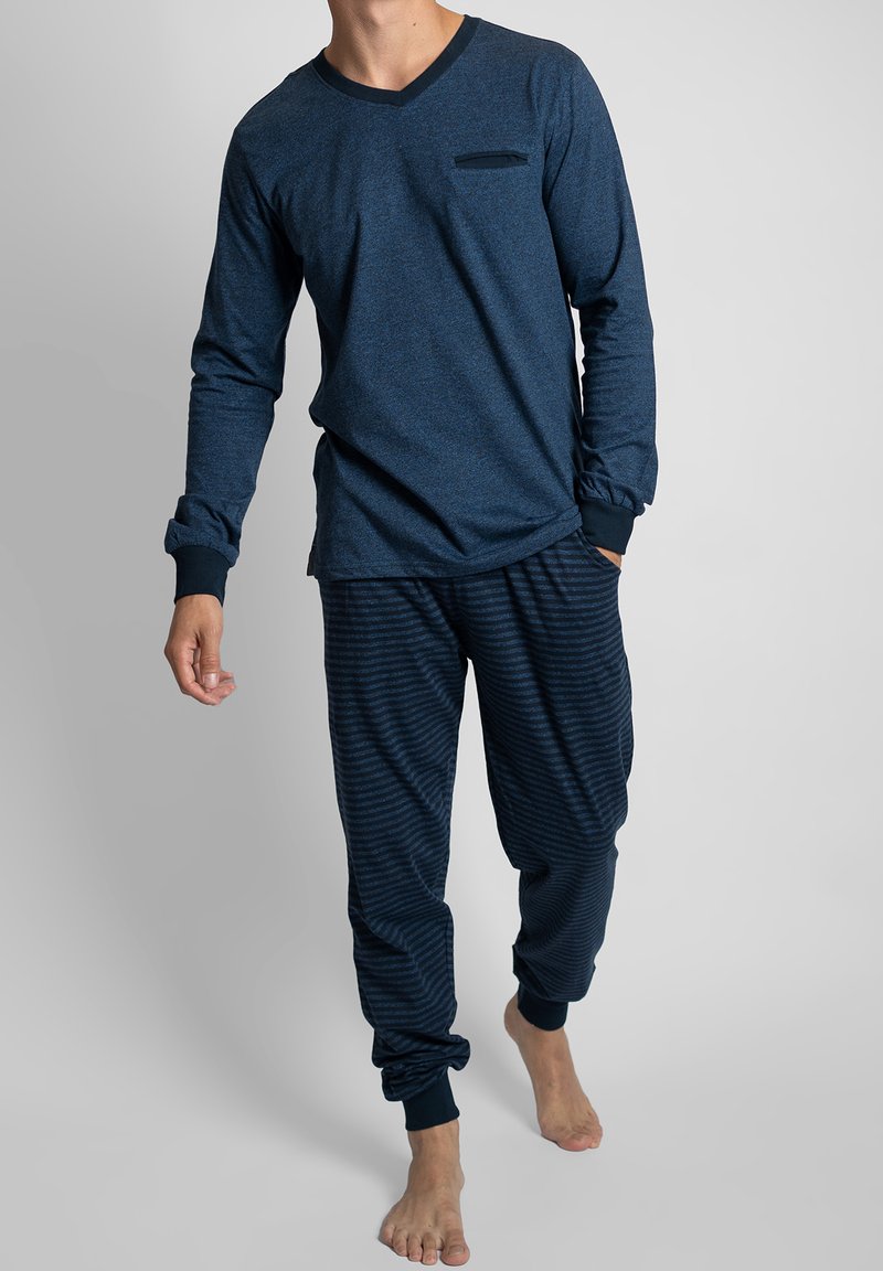 Donkerblauw pyjamapak met een lang mouw V-hals top met een borstzak en gestreepte broek met elastische manchetten en een koordsluiting in de taille.