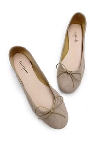Ballerine in suede beige chiaro con punta arrotondata, dettaglio con fiocco in nastro e bordi elastici per una vestibilità sicura. Fodera interna liscia.