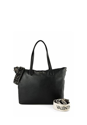 Schwarze Valentino Tote-Tasche aus Leder mit doppelten Griffen, genietetem abnehmbarem Riemen und separatem, gebrandetem weißem Stoffriemen, der neben der Tasche aufgerollt liegt.