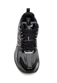 Czarny i szary sneaker z siateczkową cholewką, błyszczącymi akcentami i czarnymi sznurowadłami. Zawiera miękką wyściółkę wokół kostki oraz teksturowaną podeszwę dla lepszej przyczepności.