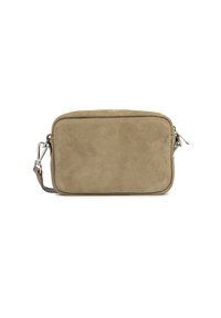 Borsa a tracolla rettangolare in suede beige con bordi arrotondati, chiusure in metallo argentato e tracolla regolabile su sfondo bianco.