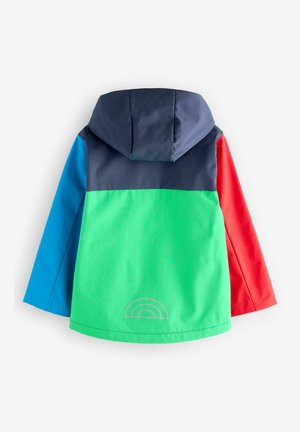 Kleurvolle waterdichte jas met een groene romp, blauwe mouwen en rode accenten. Inclusief een capuchon en een subtiele regenboogillustratie nabij de zoom.