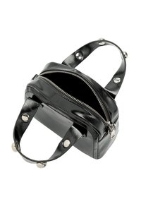 Czarna skórzana torba o prostokątnym kształcie, z zamkiem błyskawicznym, dwoma krótkimi uchwytami i metalowymi nitami jako akcentami. Gładka faktura i minimalistyczny design.