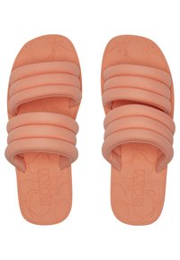 Perzikkleurige slider sandalen met drie dikke, gepolsterde banden en een gestructureerde voetbed met een bloemenpatroon. Roxy-logo in de zool gedrukt.