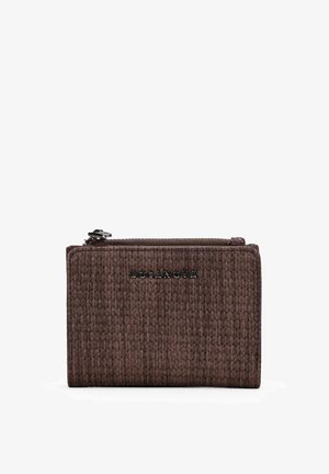 Cartera marrón con textura y cierre de cremallera, con el nombre de la marca "BOSANOVA" en letras negras en el frente.