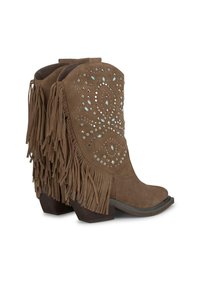 Stivali da cowboy in suede marrone con frange, adornati con perni metallici e pietre, dotati di tacco a rocchetto e punta rotonda.