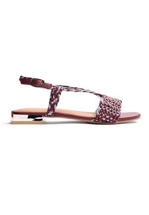 Sandalia plana con tiras trenzadas en burdeos y azul claro, hebilla en el tobillo, plantilla beige y un pequeño tacón bloque metálico.