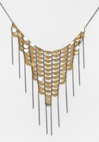 Gouden metalen ketting met gelaagde, halve cirkelvormige schijven met een reflecterend oppervlak, opgehangen aan een donkere ketting met hangende schakels.