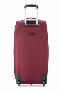 Valigia morbida rossa con manico telescopico, accenti neri, quattro ruote e una maniglia superiore. Presenta un design minimalista.