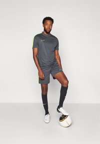 Nike Performance SHORT - Kurze Sporthose - anthracite/volt