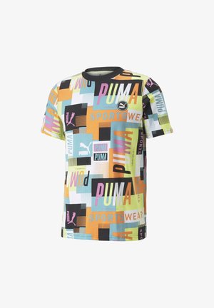 T-shirt de sport Puma à manches courtes avec un design multicolore en blocs, comportant des logos Puma et du texte en différentes polices et tailles.