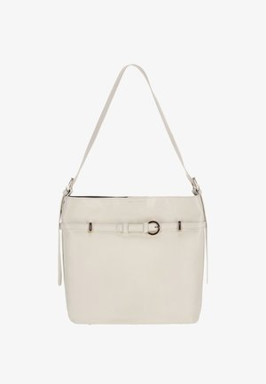 Bolso de mano de cuero blanco con diseño plano, que presenta una correa horizontal con una hebilla circular y una correa de hombro extraíble para mayor versatilidad.