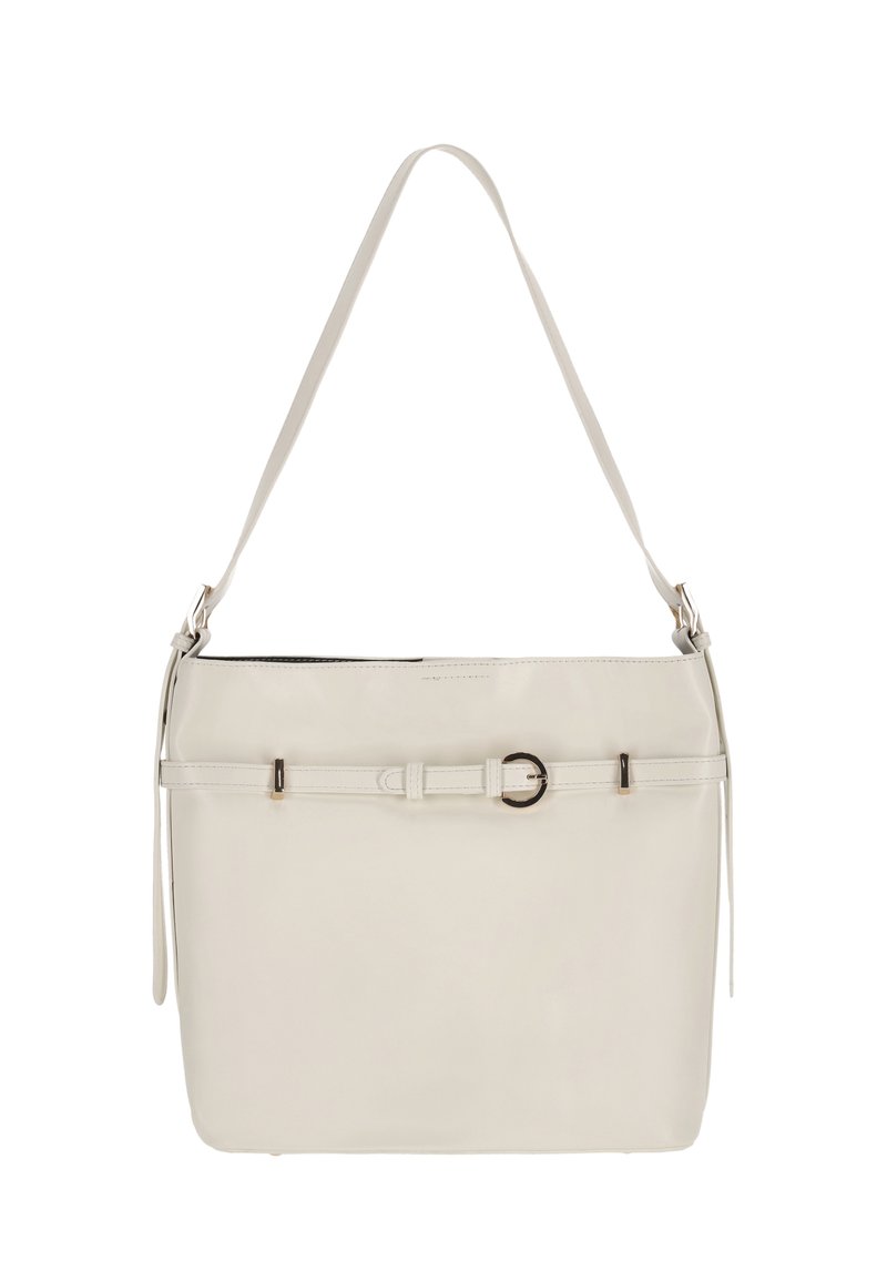 Witte lederen handtas met een plat ontwerp, voorzien van een horizontale riem met een ronde gesp en een afneembare schouderriem voor veelzijdigheid.