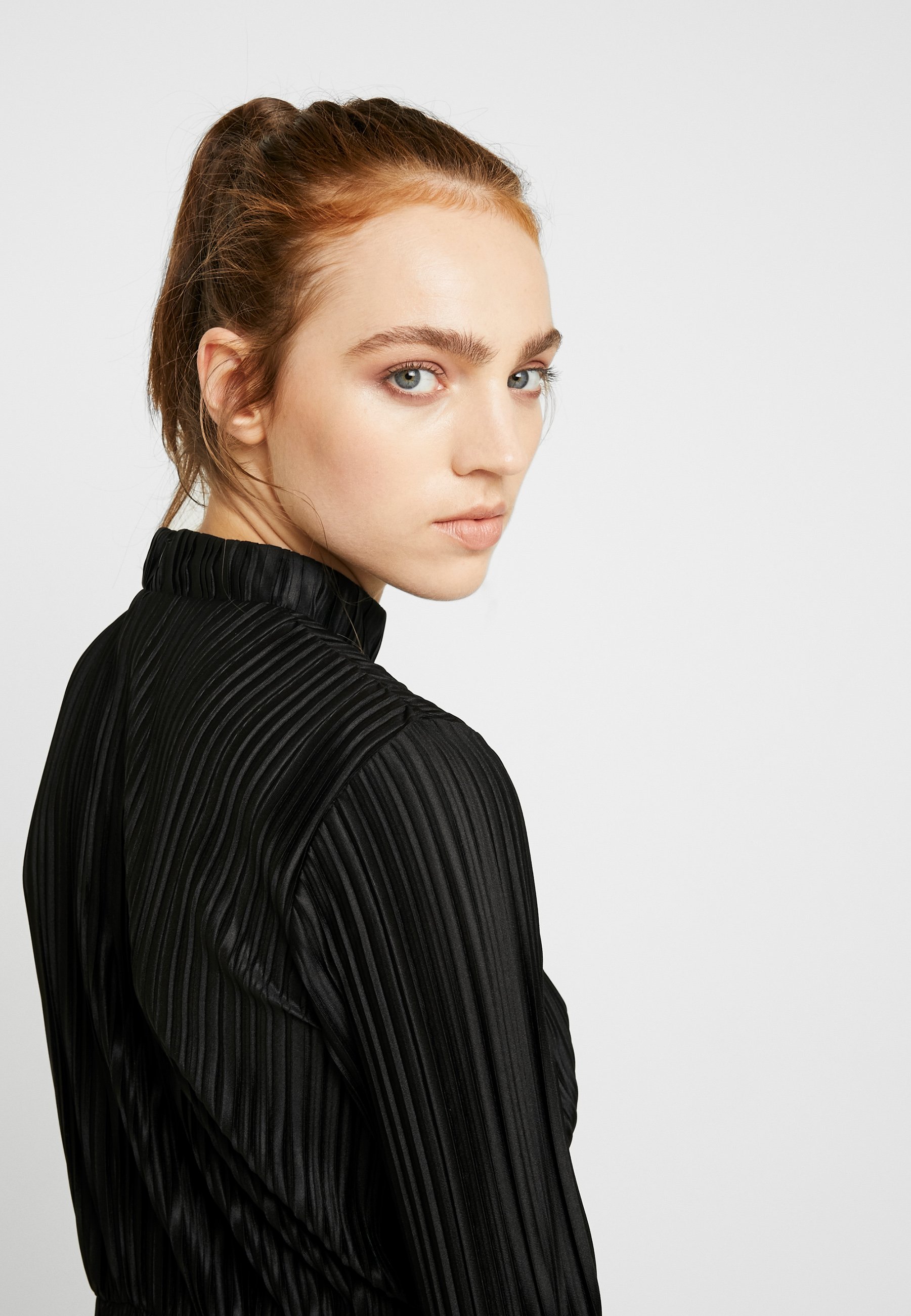 MIALINA DRESS Vapaa ajan mekko black MIALINA DRESS Vapaa ajan mekko black
