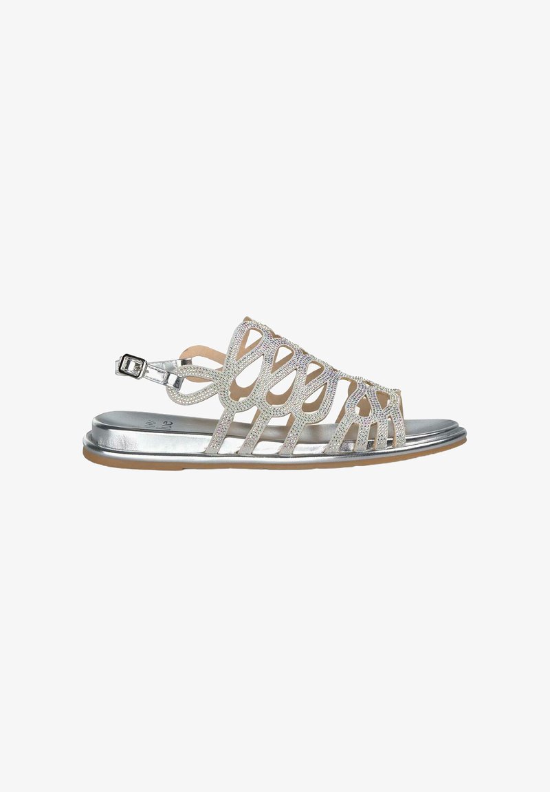 Silberne Sandalen mit einem Cut-out-Design, verstellbarem Knöchelriemen und texturierter Glitzer-Oberfläche. Ausgestattet mit einer glatten metallischen Sohle und einer gummierten Unterseite.