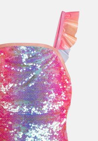 Paillettbikini med rosa og iriserende nyanser, med en volangstropp i myke metalliske toner. Glatt tekstur og glanset finish.
