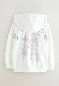 Valkoinen huppari, jossa on vaaleanpunainen kukkakuvio ja takana metallinhohtoiset kultaiset kirjaimet. Sisältää kiristettävän hupun ja resorihihansuut.