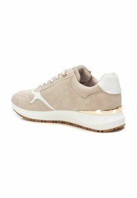 Zapatillas de ante beige con detalles en blanco, tacón dorado y tejido texturizado. Cuenta con cordones y suela acolchada para mayor comodidad.