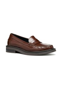 Mocasines de cuero marrón con parte superior cosida, con puntera redondeada y suela de goma negra gruesa. Diseño minimalista con textura suave.