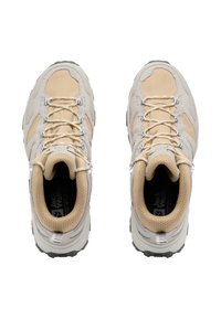 Scarpe da trekking beige e grigie realizzate in materiali misti di rete e camoscio, con lacci rotondi, colletto imbottito e suole in gomma texturizzata.