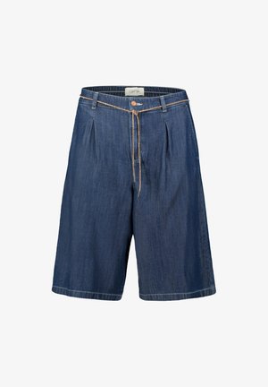 Pantaloncini di jeans blu scuro lunghezza ginocchio con una sottile cintura marrone, pieghe frontali e chiusura con bottone in vita.