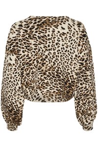 Kratký sveter s leopardím vzorom z jemného pleteného materiálu, ktorý má nadýchané rukávy, okrúhly výstrih a textúrovaný povrch s hnedými a čiernymi škvrnami.