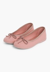 Ballerines en tissu rose avec un bout arrondi, des accents de ruban en gros-grain et une semelle plate en caoutchouc. Texture lisse avec un minimum de coutures.