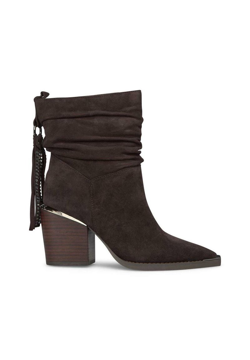 Bota de tobillo de ante marrón oscuro con diseño arrugado, puntera afilada y tacón de bloque. Presenta un adorno de borla y un detalle metálico en el tacón.