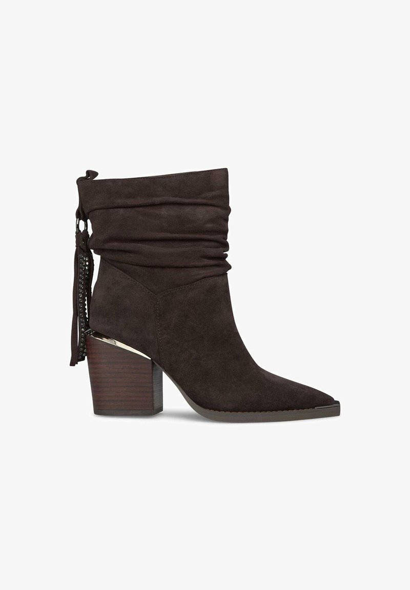 Bota de tobillo de ante marrón oscuro con diseño arrugado, puntera afilada y tacón de bloque. Presenta un adorno de borla y un detalle metálico en el tacón.