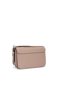 Borsa a mano in pelle testurizzata di colore rosa chiaro, con chiusura a pattina, forma rettangolare e rifiniture in marrone a contrasto. Presenta un accento in metallo argentato.