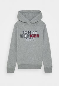 Szara bluza z kapturem z haftem "TOMMY HILFIGER NYC" z przodu, z mieszanką białych, czarnych i czerwonych liter, z prążkowanymi mankietami i dołem.