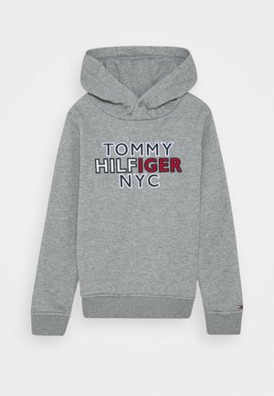 Felpa grigia con "TOMMY HILFIGER NYC" ricamato sul davanti, con lettere bianche, nere e rosse, e polsini e fondo a costine.