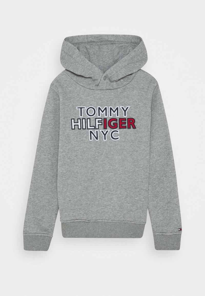 Szara bluza z kapturem z haftem "TOMMY HILFIGER NYC" z przodu, z mieszanką białych, czarnych i czerwonych liter, z prążkowanymi mankietami i dołem.