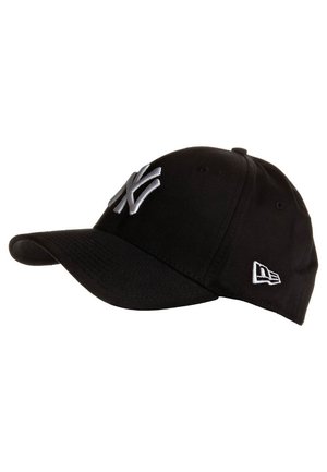 Sort baseballkasket med hvidt New York Yankees-logo foran og lille hvidt logo på siden, vist i en svag vinkel.