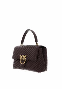 Sac à main en cuir matelassé bordeaux avec une forme structurée, des ferrures dorées et un rabat à fermeture décoré d'une ornementation.