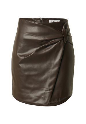 Bruine leren mini rok met een nauwsluitend ontwerp, voorzien van een gedraaide voorkant en een ritssluiting aan de achterkant. Gladde, glanzende textuur.
