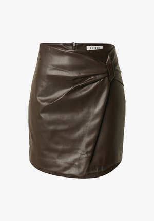 Bruine leren mini rok met een nauwsluitend ontwerp, voorzien van een gedraaide voorkant en een ritssluiting aan de achterkant. Gladde, glanzende textuur.