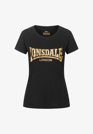 Fekete pamut póló kerek nyakkivágással, amelyen merész arany színű felirat olvasható: "Lonsdale London" a mellkason.