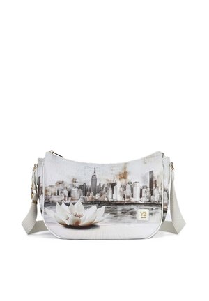 Borsa a tracolla bianca con tracolla regolabile, con un motivo di skyline cittadino in bianco e nero e un grande fiore di loto bianco.